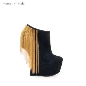 Privileged Shoes: Moks